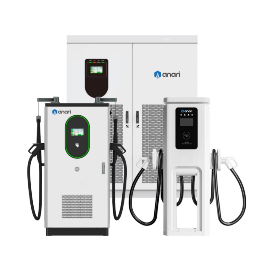 Station de recharge CC de type split de 1200 kW composée d'une seule armoire électrique et de plusieurs bornes de recharge.