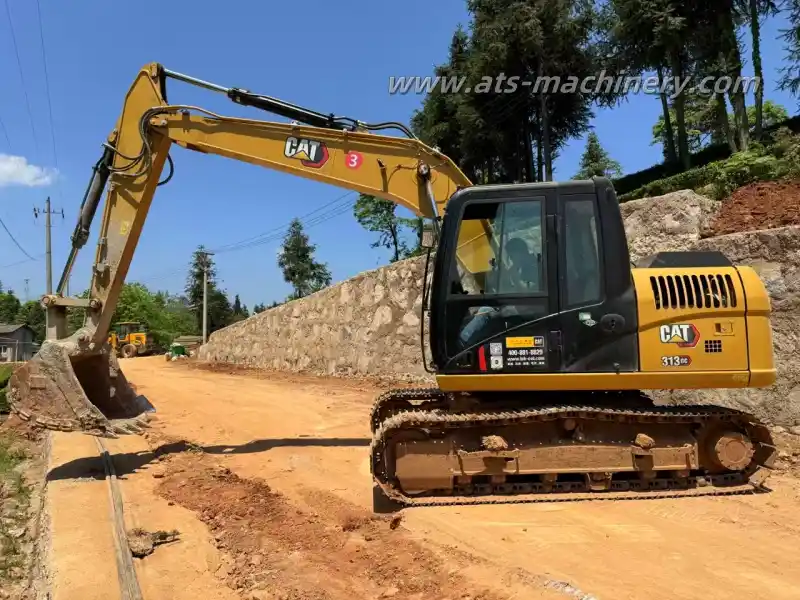 Escavadeira Caterpillar 313GC usada em bom estado