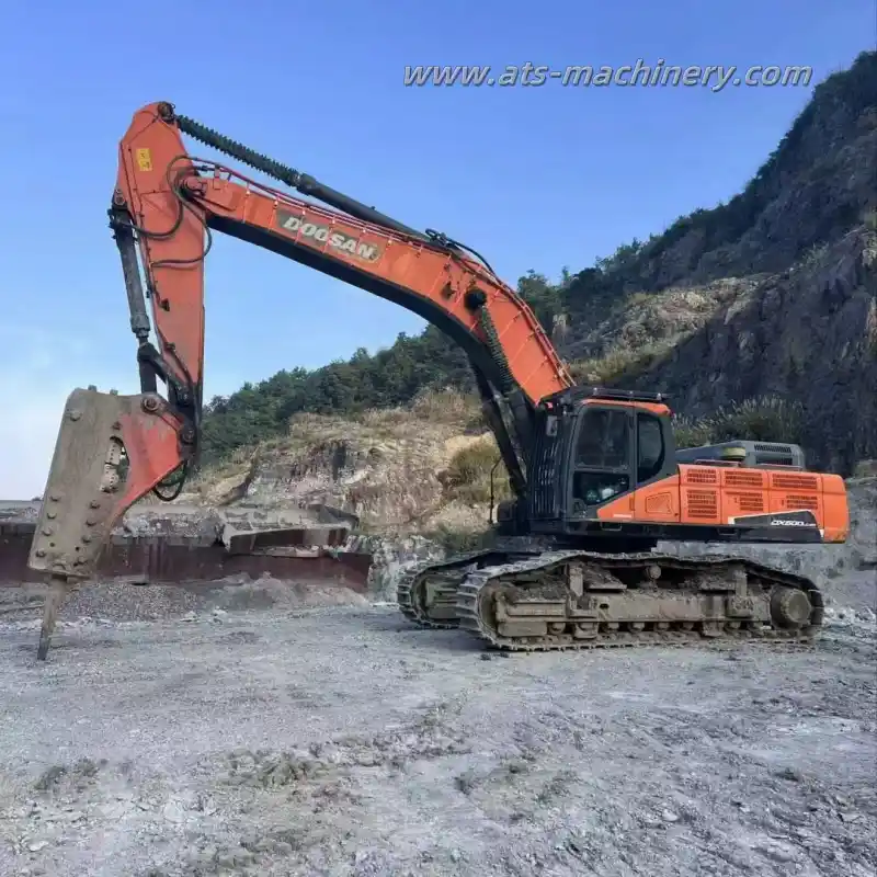 Excavadora Doosan DX500 original de Corea del Sur con martillo Excavadora grande de 50 toneladas