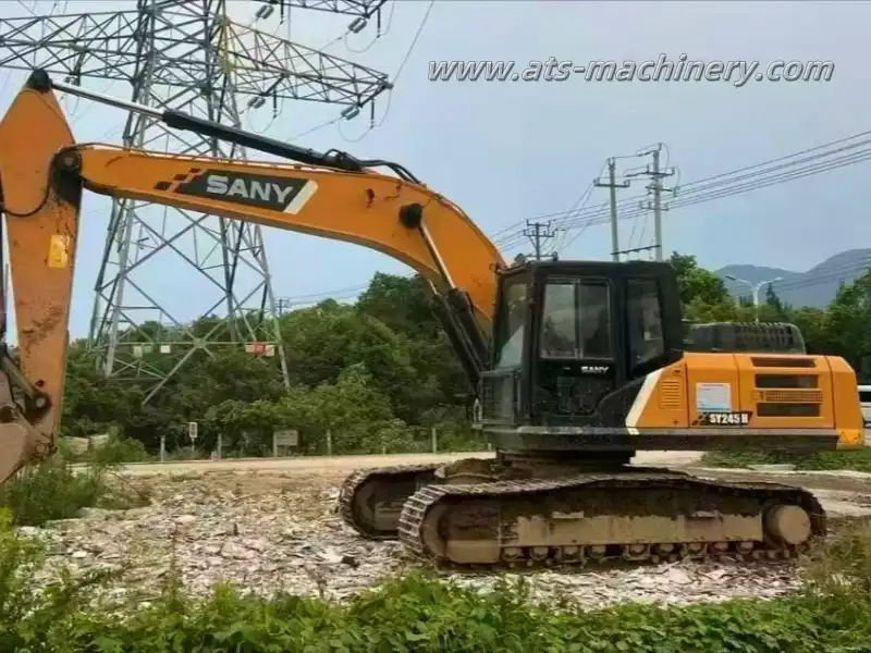 Uma escavadeira de esteiras SANY245H de 24 toneladas