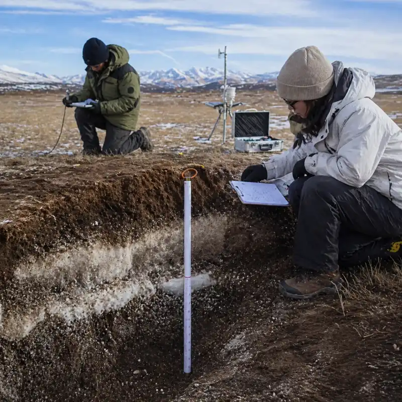Frost depth measuring device for roadbed monitoring
