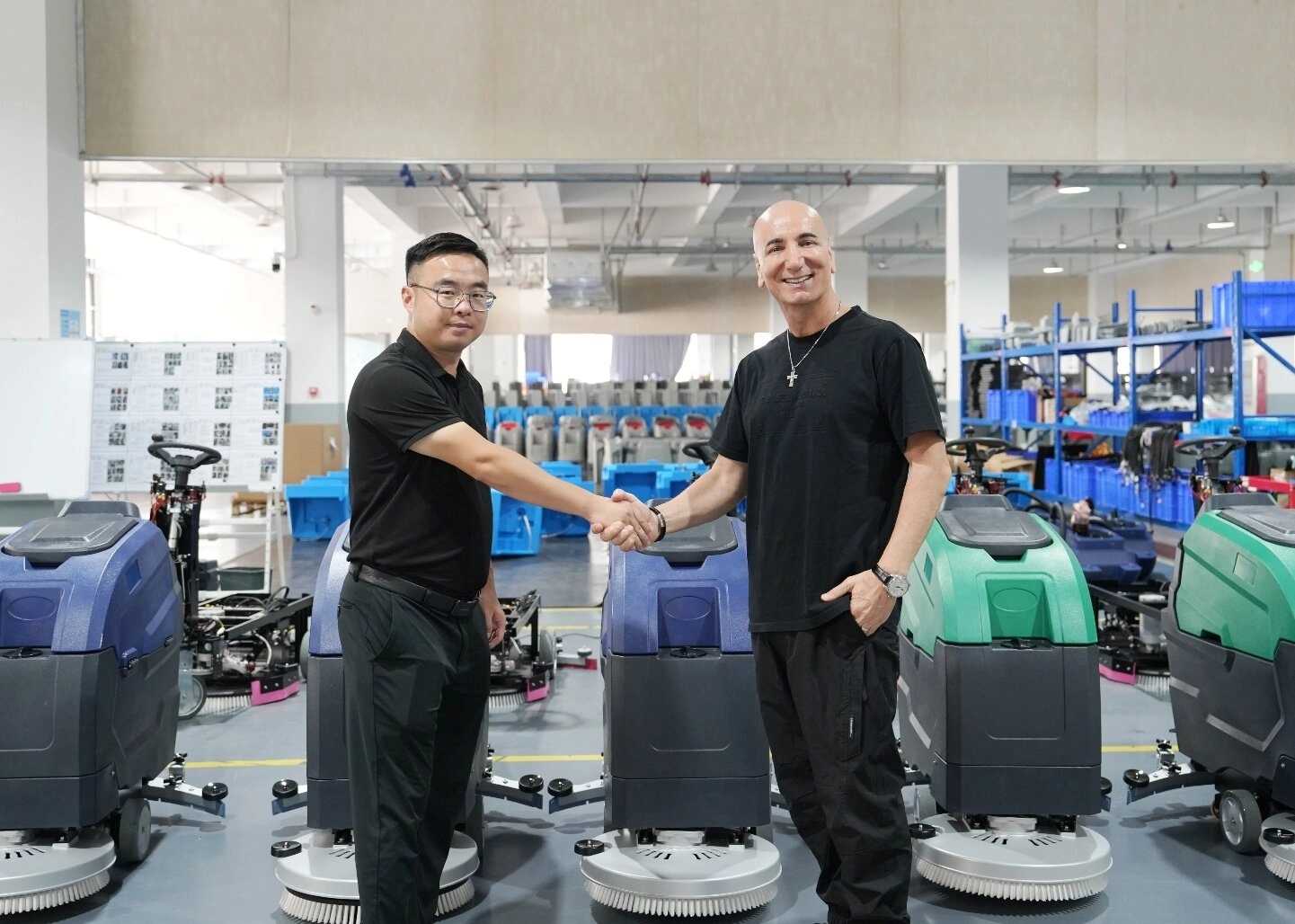 Welcome Middle Eastern hardware tool suppliers to visit our Dailis factory to discuss potential collaborations on floor cleaning equipment