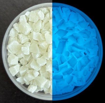 Nhà sản xuất sỏi nhựa phát sáng trong bóng tối màu xanh dương