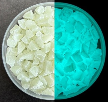 Nhà sản xuất sỏi nhựa phát sáng trong bóng tối màu xanh ngọc