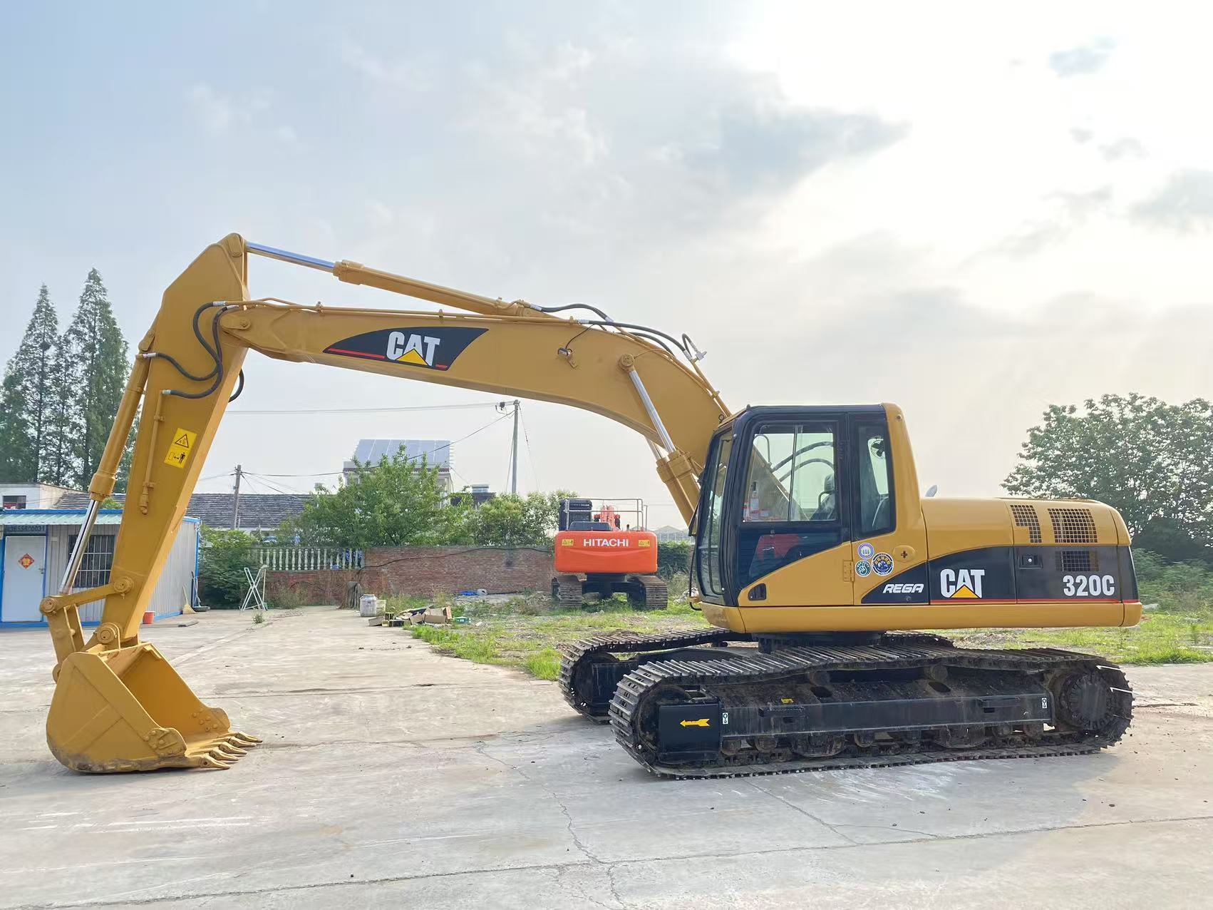 Экскаватор CAT 320CL б/у: надежный выбор по всему миру для экономичных земляных работ.