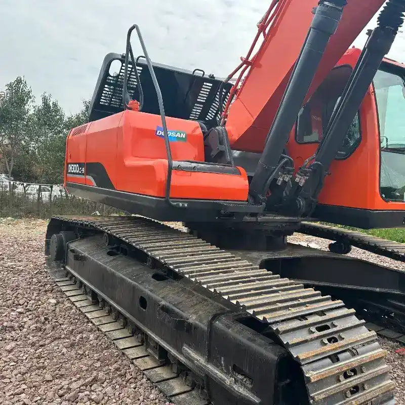 Лучший подержанный экскаватор Doosan DX300: мощность, экономичность и долговечность для земляных работ.