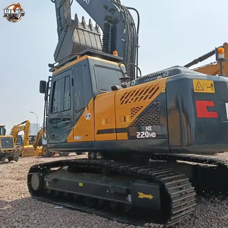 В наличии подержанный гусеничный экскаватор Hyundai HX220HD.