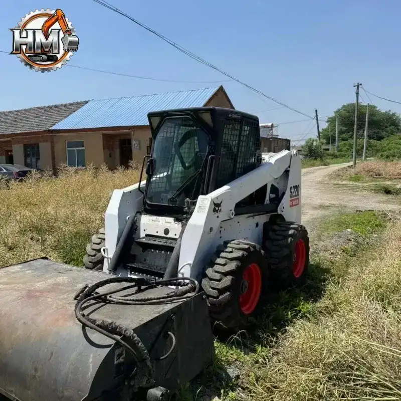 Б/у мини-погрузчик Bobcat S220 с ковшом, готовый к работе.