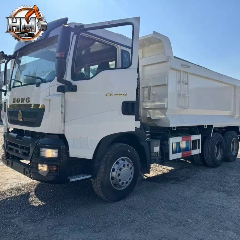 Продается ухоженный самосвал HOWO 6×4 мощностью 440 л.с. с кузовом типа U-Body.