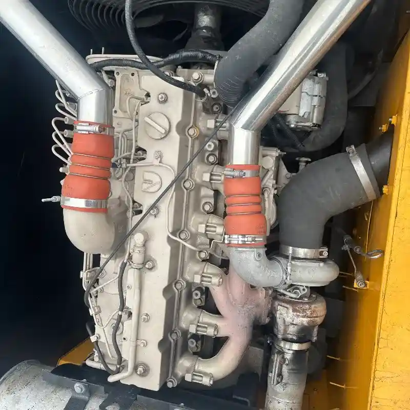 Escavadeira Hyundai 305LC-9T com motor Cummins, alto desempenho.