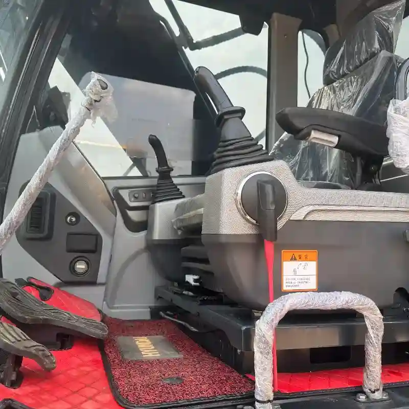 Excavadora Hyundai HX220HD usada a bajo precio y en buen estado.