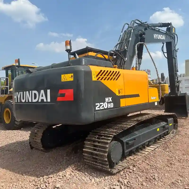 Excavadora Hyundai HX220HD usada a bajo precio y en buen estado.