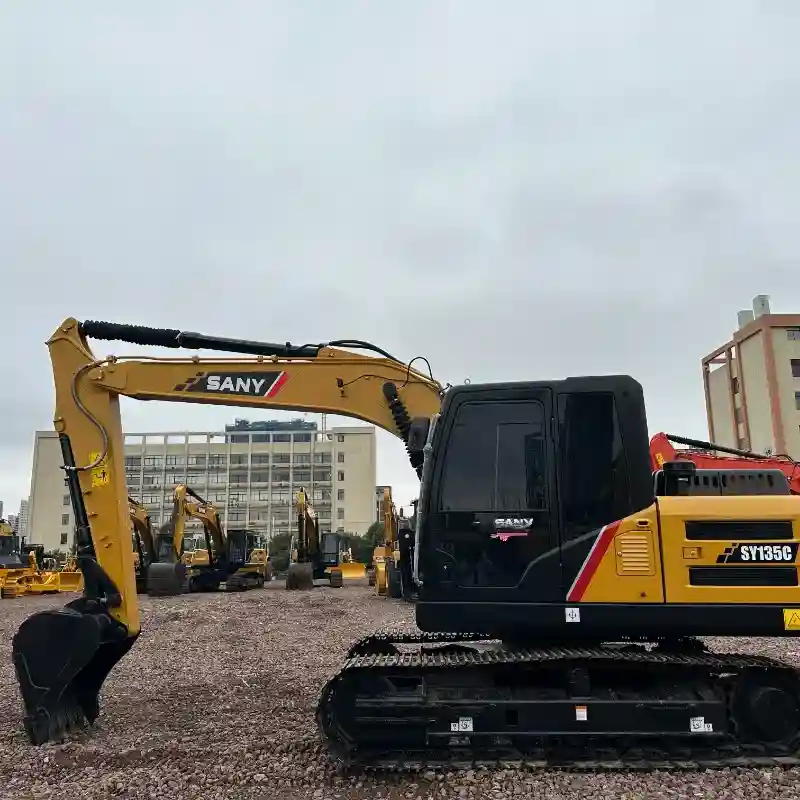 Экскаватор Sany SY135C б/у, высокопроизводительная строительная техника. 