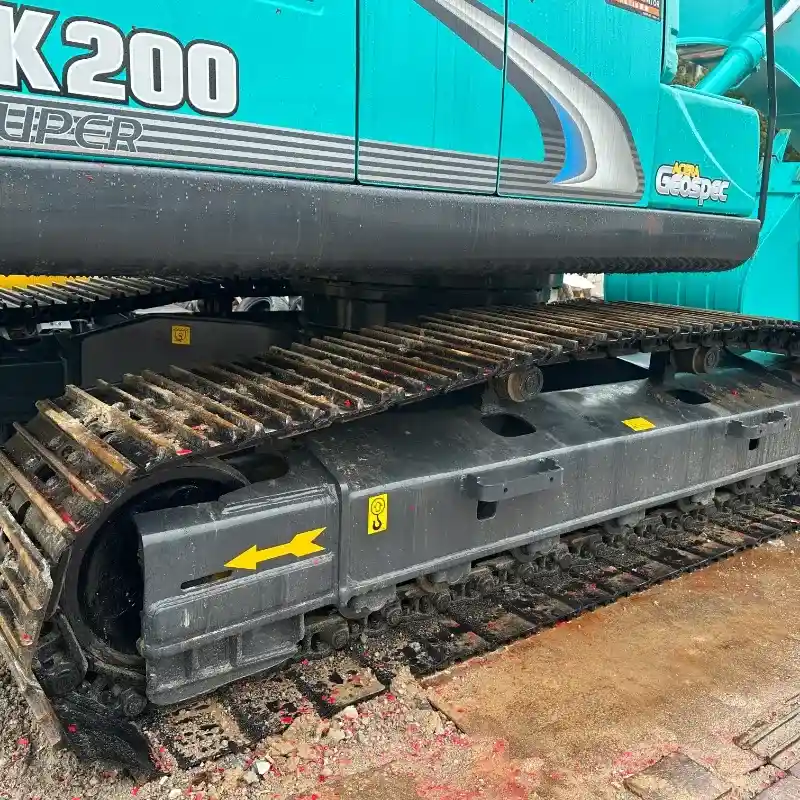 Excavadora Kobelco SK200 usada, pocas horas de trabajo, estado original.