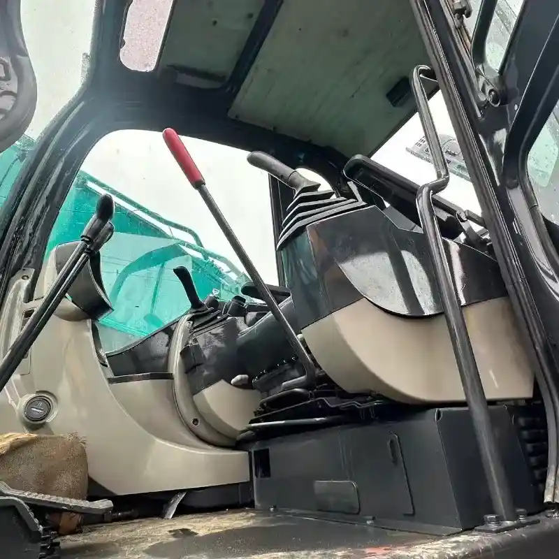 Excavadora Kobelco SK200 usada, pocas horas de trabajo, estado original.