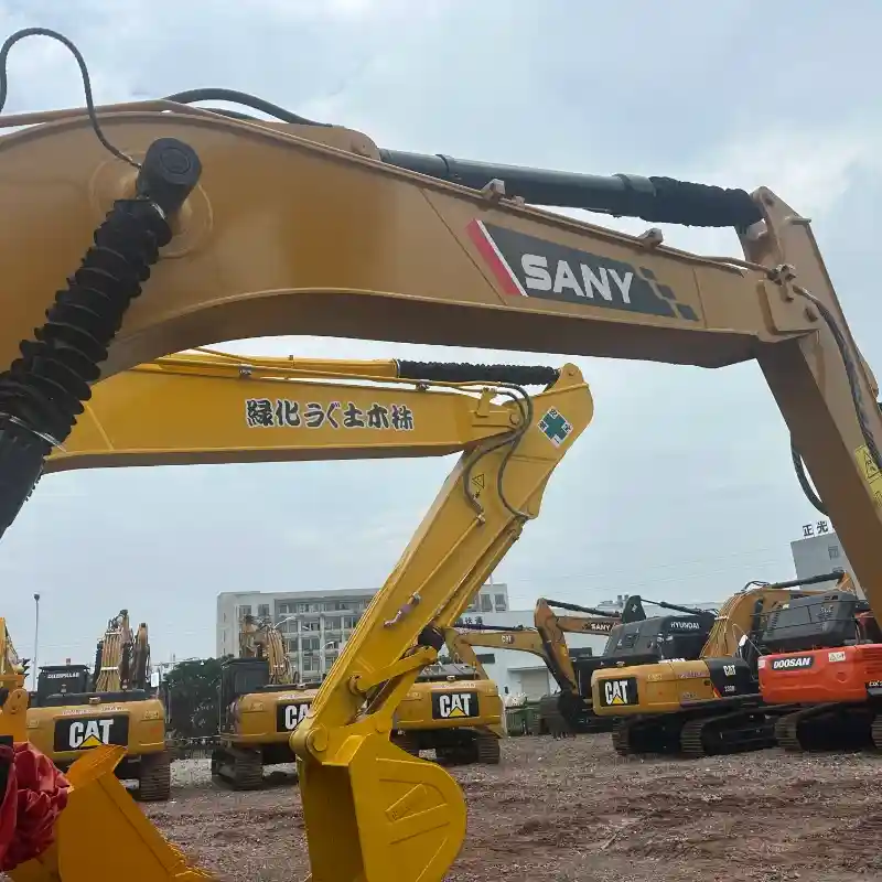 Escavadeira média Sany SY135C usada e confiável para construção civil - Preço acessível