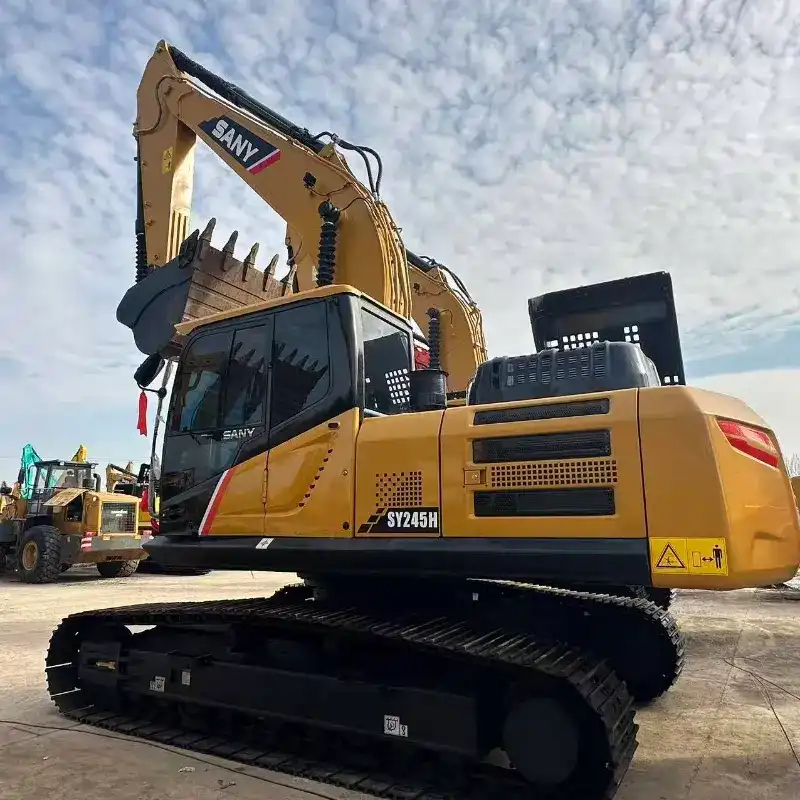 Escavadeira de esteiras Sany SY245 usada, modelo médio, para construção e terraplenagem, à venda.