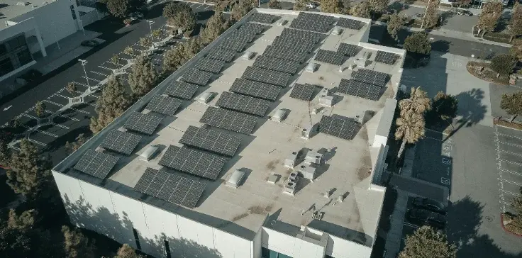 125kW 261kWh commercial battery energy storage system helping Canadian businesses reduce electricity costs and improve energy efficiency.