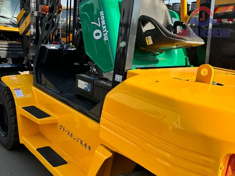 Komatsu 7 Ton Forklift Heavy-Duty Construction Site Machinery (1)