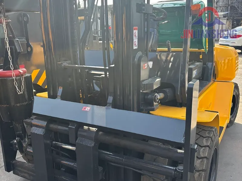 Komatsu 7 Ton Forklift Heavy-Duty Construction Site Machinery (1)