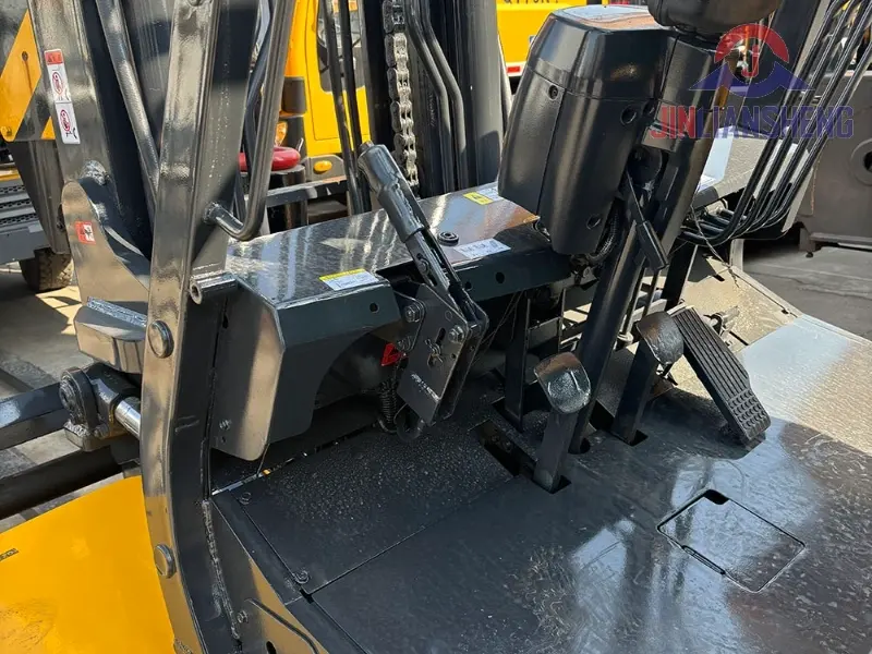 Komatsu 7 Ton Forklift Heavy-Duty Construction Site Machinery (1)