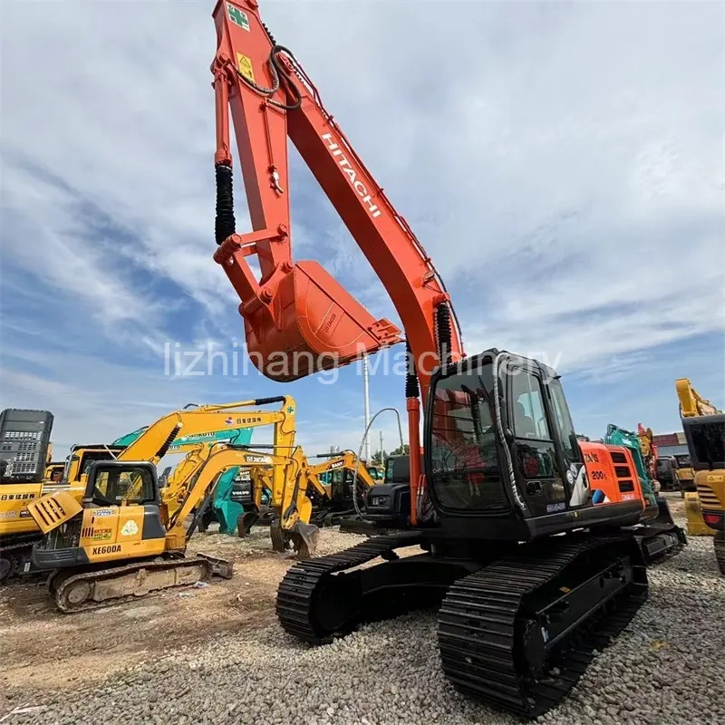 Escavadeira Komatsu ZX 200 usada e bem conservada