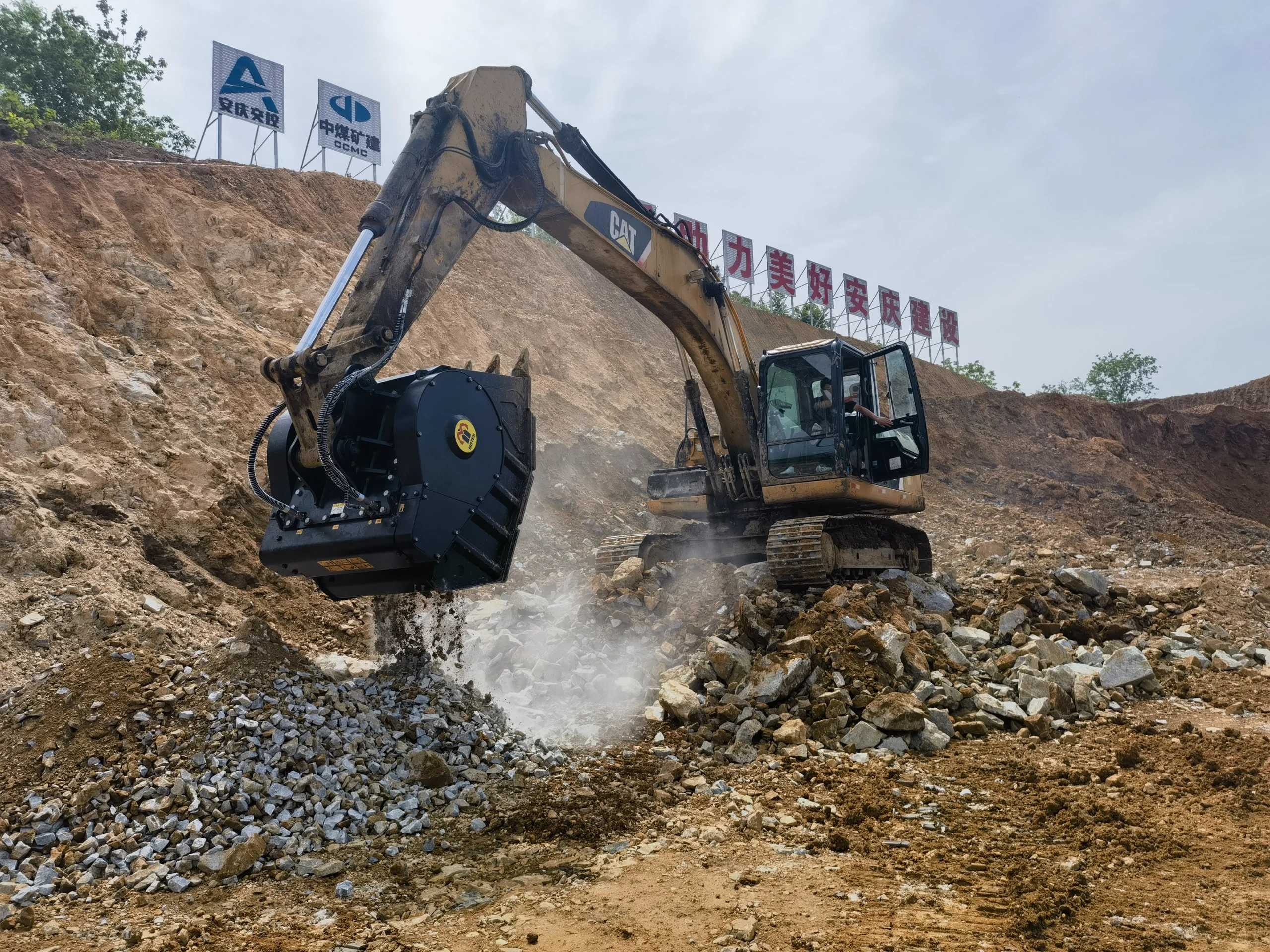Crusher Bucket Excavator Attachment for Sale