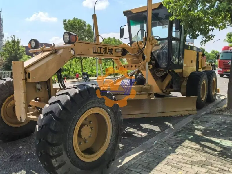SEM919 grader equipped with ripper and dozer blade attachments