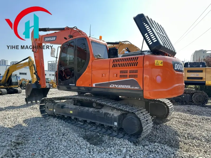 Doosan DX225 Second-Hand Excavator Good Condition Engineering Equipment