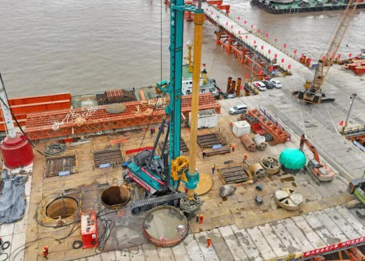 Оптимизация технологии бурения свай для роторных буровых установок: внедрение целенаправленных мер с учетом геологических условий, преодоление узких мест в процессе бурения и повышение эффективности строительства.