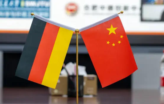 A profunda integração das indústrias chinesa e alemã impulsiona a modernização da logística transfronteiriça de grandes equipamentos de engenharia.