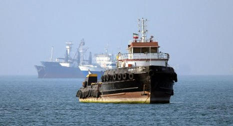 US-Iran conflict disrupts Hormuz shipping, raising logistics cost and delivery risks for rotary rigs and pile drivers.