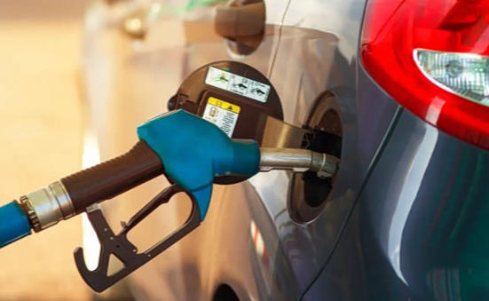 Choques concentrados de curto prazo no setor energético global intensificam a pressão logística sobre grandes equipamentos de engenharia.