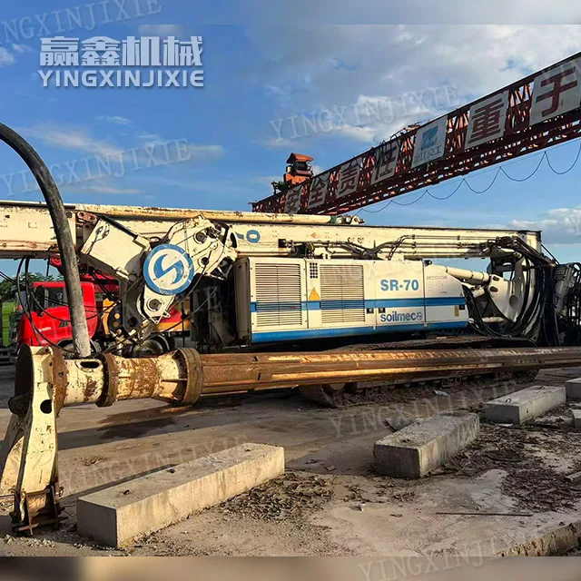 Máy khoan xoay SOILMEC SR70 tự động đổ đất