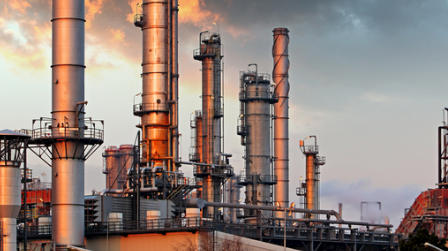 A expansão da capacidade de refino dos EUA se materializa, e a logística marítima para grandes equipamentos de engenharia melhora continuamente em qualidade e eficiência.
