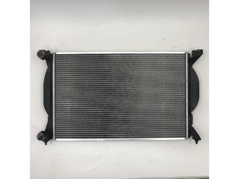 مشعاع أودي A4-S 4 1.6 i 16V MT 8E0121251 مورد قطع غيار السيارات من الألومنيوم للبيع الساخن