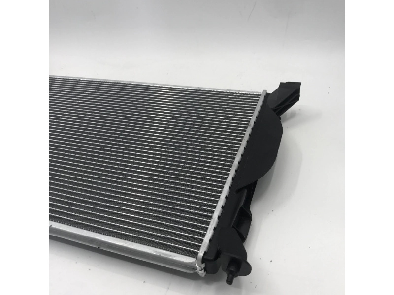 مشعاع أودي A4-S 4 1.6 i 16V MT 8E0121251 مورد قطع غيار السيارات من الألومنيوم للبيع الساخن