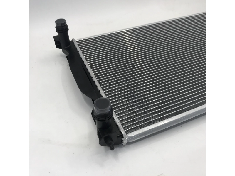مشعاع أودي A4-S 4 1.6 i 16V MT 8E0121251 مورد قطع غيار السيارات من الألومنيوم للبيع الساخن