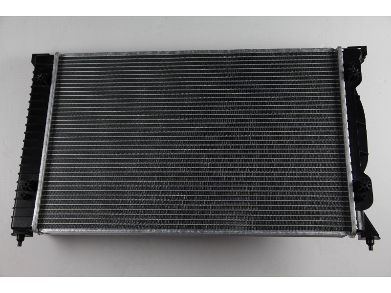 مشعاع قوي من الألمنيوم لسيارة أودي A4-S4 2.4 V6 AT 8E0121251P مورد قطع غيار السيارات