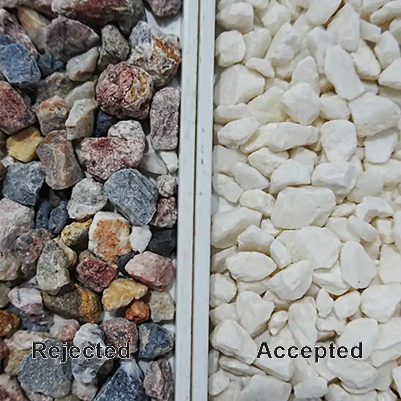 Comparaison des effets du tri du minerai par bande transporteuse : à gauche, déchets rocheux et minerai impur rejetés ; à droite, minerai de quartz de haute pureté conforme aux normes ; exemple de séparation des impuretés minérales industrielles.
