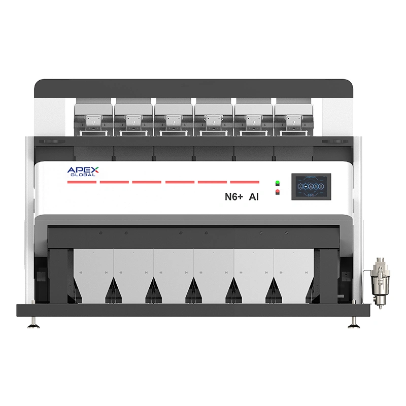 Imagem frontal oficial do classificador de cores de nozes APEX N6+AI, de alta qualidade, com seis canais de classificação independentes e painel de controle com tela sensível ao toque para interação homem-máquina. Integra um sistema de detecção infravermelha de visão dupla e um algoritmo de reconhecimento de IA auto-iterativo, projetado exclusivamente para a classificação ultrafina de nozes, pistaches, amêndoas e outras matérias-primas de nozes premium para exportação.