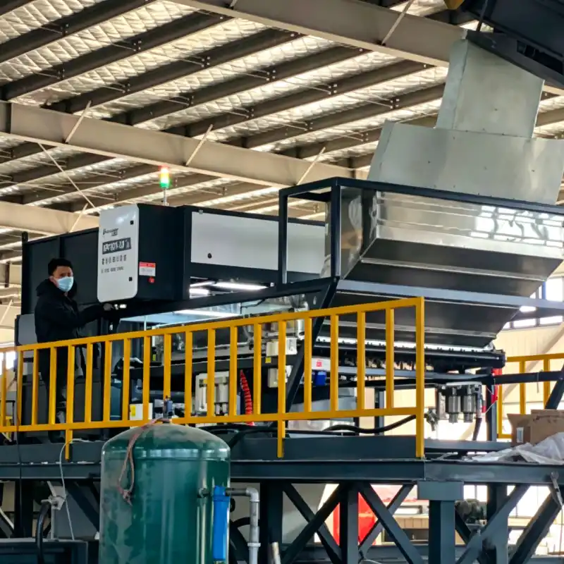Instalação no local da máquina de triagem de garrafas PET enfardadas APEX para linha de reciclagem