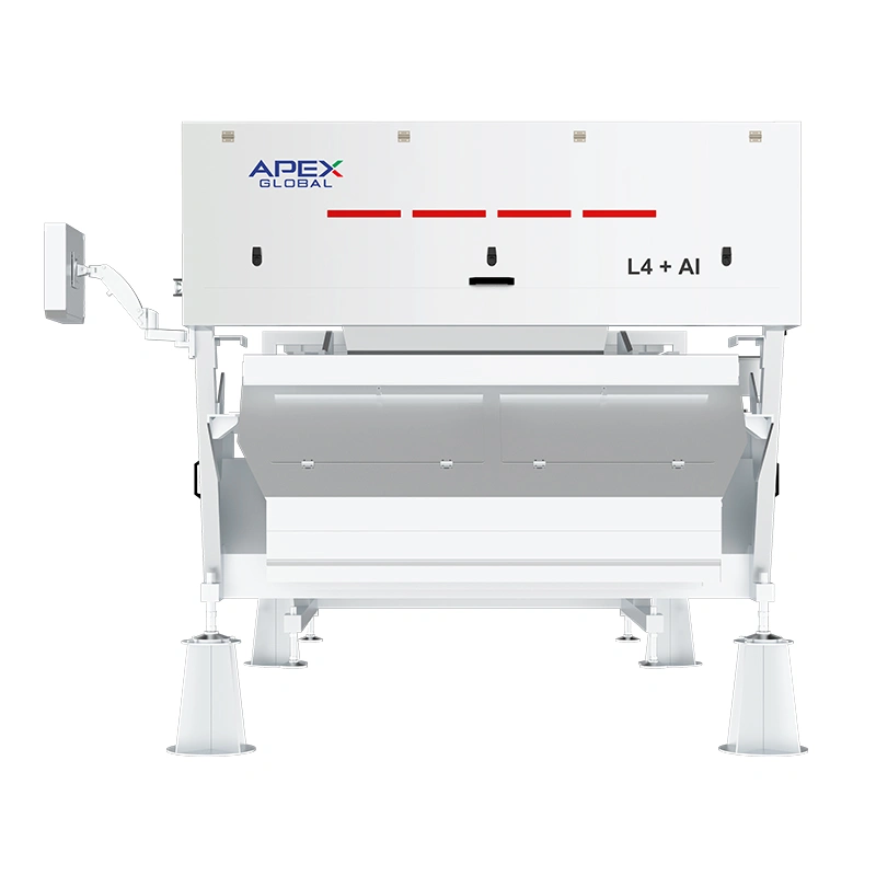 Vista frontal da máquina de triagem inteligente por correia APEX L4+AI com painel de controle externo suspenso por toque, caixa óptica superior totalmente selada e recipiente de descarga de material acabado dividido. O algoritmo de IA identifica com precisão defeitos microscópicos, enquanto a correia flexível evita o esmagamento de matérias-primas alimentares frágeis durante a operação de triagem.
