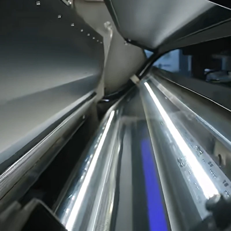 Vue interne du canal de détection optique LS AI. Doté d'une source de lumière uniforme à haute luminosité et d'un module d'acquisition d'images de haute précision, l'environnement d'imagerie stable garantit au système d'IA la capacité de capturer les moindres anomalies sur les noix et d'identifier avec précision les microdéfauts difficiles à distinguer.