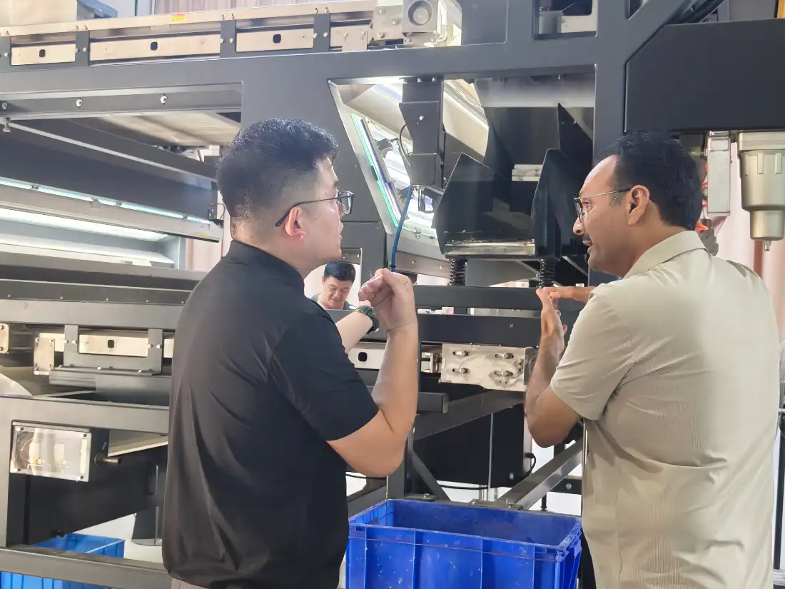 APEX team discusses custom machine configuration solutions according to the customer's mining‑site requirements during on‑site trial