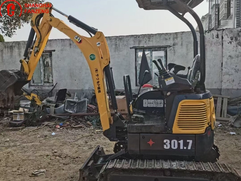 Escavadeira mini CAT 301.7 CR usada, 1,8T, compacta e de alta potência para construção.