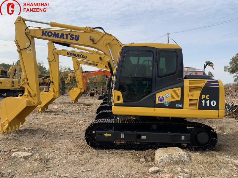 Escavadeira Komatsu PC110-8M0 usada, totalmente adaptada para construção.