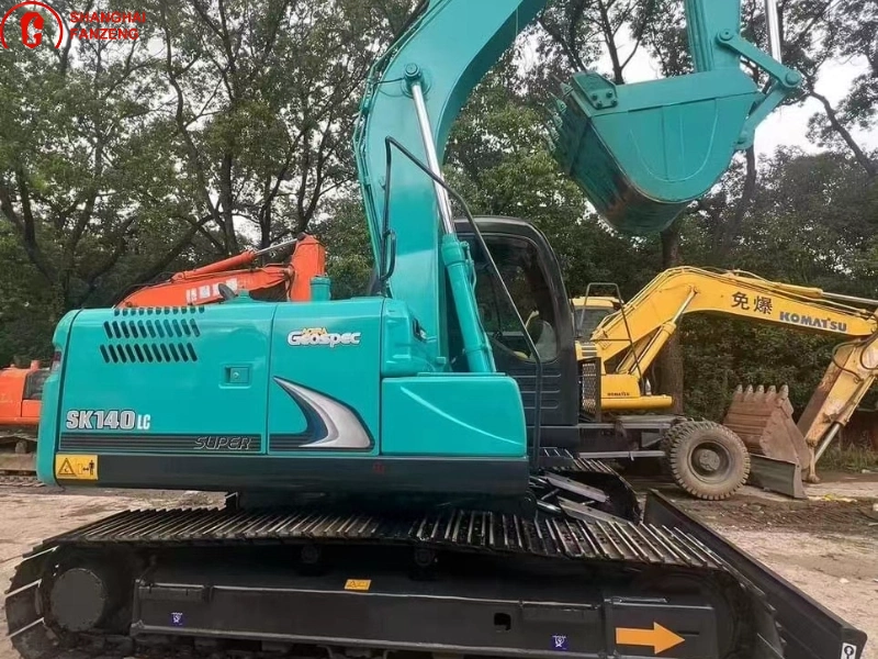 Pelle hydraulique Kobelco 140 d'occasion, 14 tonnes, haute puissance, robuste et résistante.