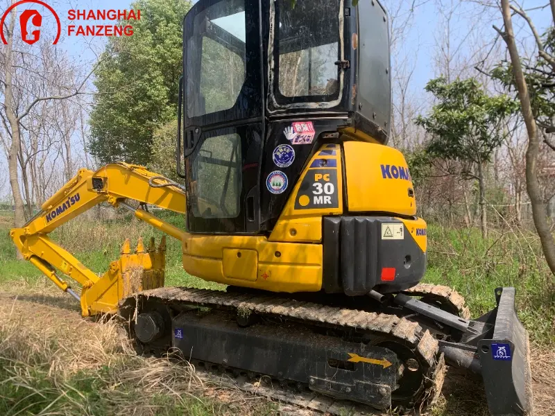 Б/у экскаватор Komatsu PC30: экономичный, универсальный и долговечный, подходит для работы в различных условиях.