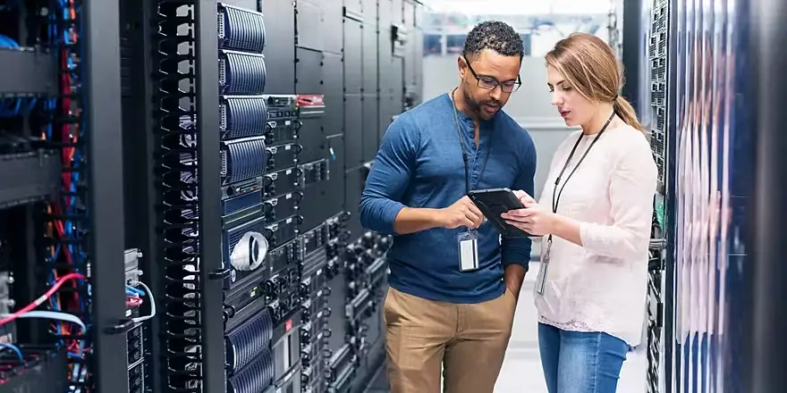 لخزانات الخوادم عالية الكثافة مع وحدة UPS بقوة 10 كيلو فولت أمبير